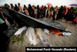 Натовп на березі річки в Бангладеш дивиться на тіла біженців-рохінджа, що потонули вночі при переправі, 1 вересня 2017 року