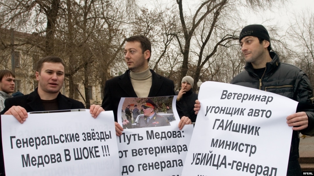 Магомед Хазбиев (посередине)
