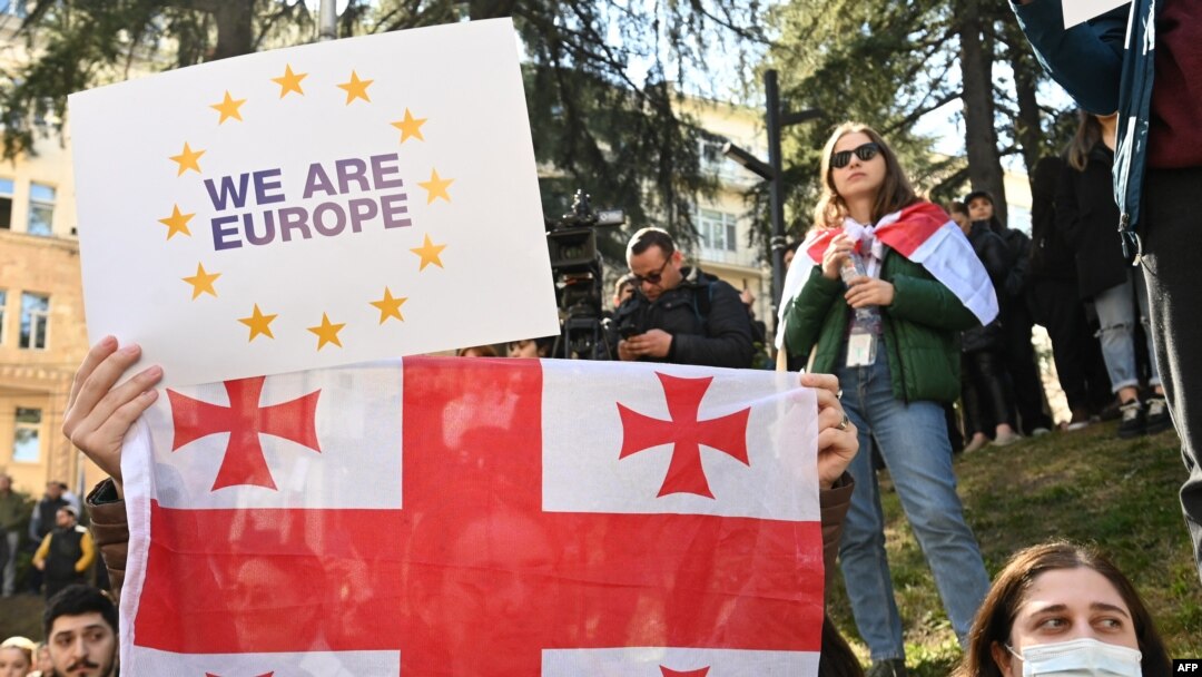 „Suntem Europa”, spun protestatarii din Georgia de ani întregi, în timp ce guvernanții lor aleg să imite legile Rusiei. Tbilisi, martie 2023.