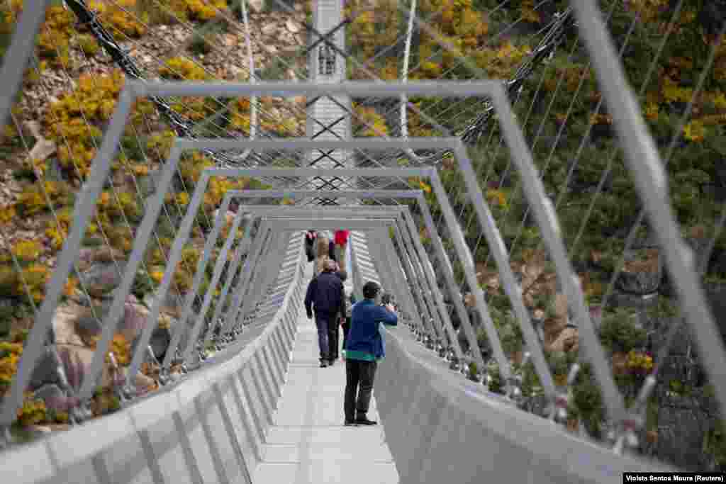 პორტუგალიაში მსოფლიოში ყველაზე გრძელი საფეხმავლო ხიდი გაიხსნა. 516 მეტრის სიგრძის ხიდი პორტუგალიის ქალაქ აროუკაში მდებარეობს. სწორედ ამიტომ ხიდს "516 აროუკა" ჰქვია. ხიდის გავლას დაახლოებით 10 წუთი სჭირდება. ხიდის მშენებლობას დაახლოებით 3 წელი დასჭირდა