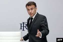 „Non, Donald”. Președintele Franței, Emmanuel Macron, sosește la Palatul Élysée din Paris, pe 17 martie 2026, pentru o ședință a Consiliului de Apărare Națională dedicată conflictului din Orientul Mijlociu.