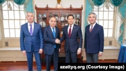 Қазақстан премьер-министрінің орынбасары, ұлттық экономика министрі Серік Жұманғарин, АҚШ-пен келіссөздер бойынша өкіл Ержан Қазыхан, АҚШ мемхатшысы Марко Рубио, Қазақстанның АҚШ-тағы елшісі Мағжан Ильясов. Вашингтон, 15 сәуір, 2026 жыл. Марко Рубионың Х желісіндегі аккаунтынан.