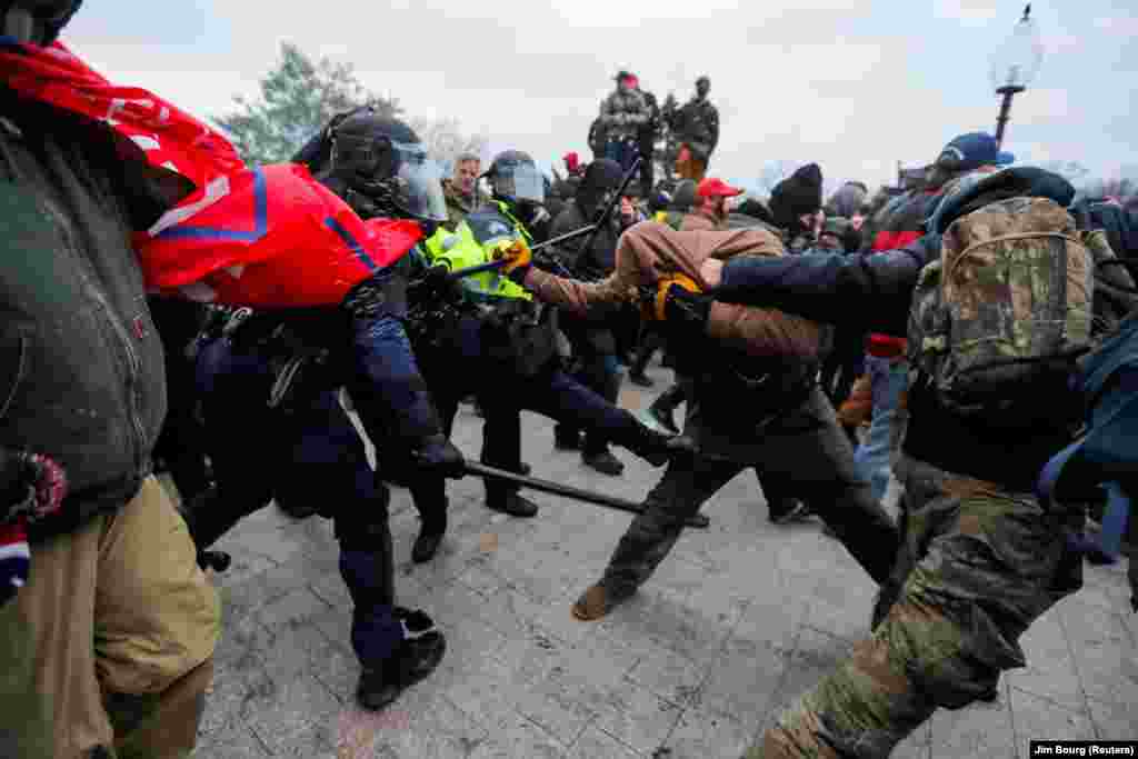 Përleshjet mes protestuesve të dhunshëm dhe policisë në Uashington më 6 janar.&nbsp; &nbsp;