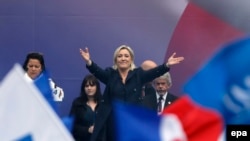 Французский политик Марин Ле Пен, лидер правого «Национального фронта», приветствует своих сторонников. Париж, 1 мая 2014 года.