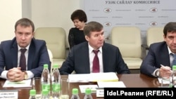Мидхат Шагиахметов (в центре)