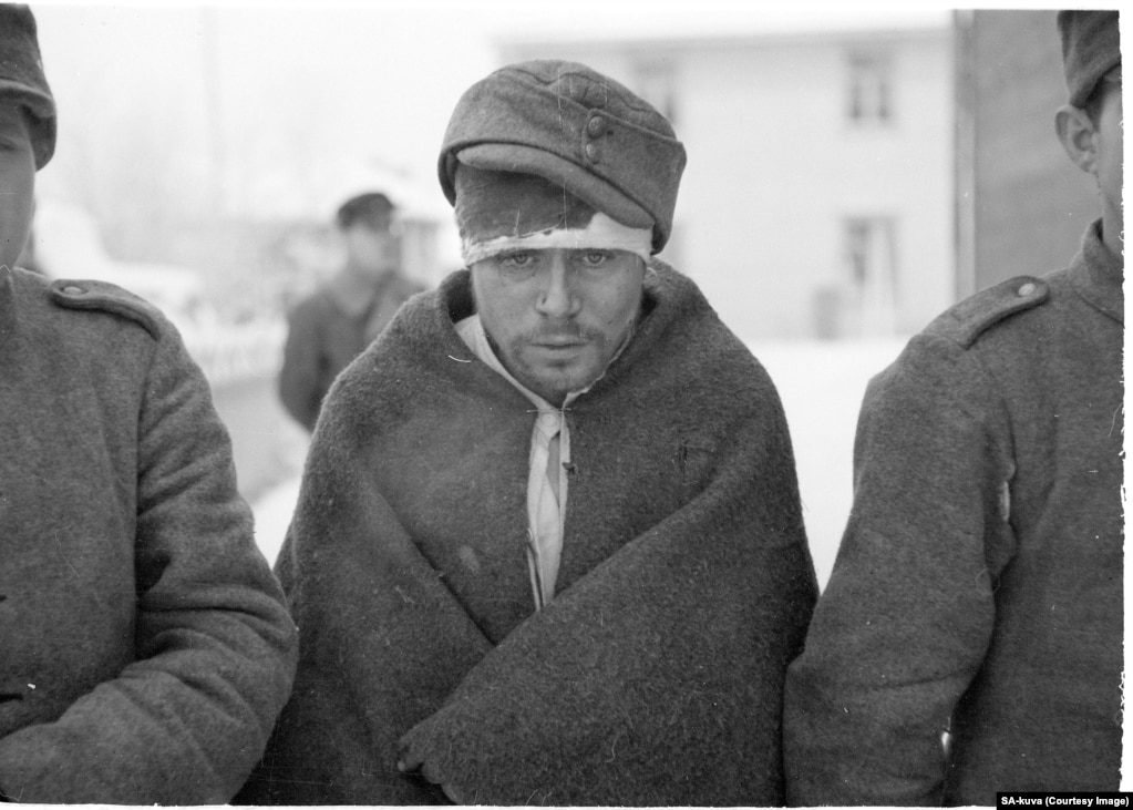 Захоплений у полон радянський солдат у позиченій шапці