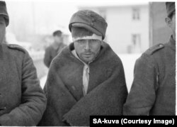 Soldat sovietic capturat purtând o pălărie împrumutată