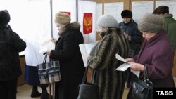 По мнению политологов, отмена графы "против всех" снизит и так невысокую посещаемость избирательных участков