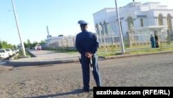 Aşgabadyň "Hitrowka" sebitinde polisiýa işgärleri öýme-öý aýlanyp, köçelerdäki pyýadalary saklap, ýaşaýjylaryň resminamalaryny barlaýarlar.  (Arhiwden alnan illýustrasiýa suraty)