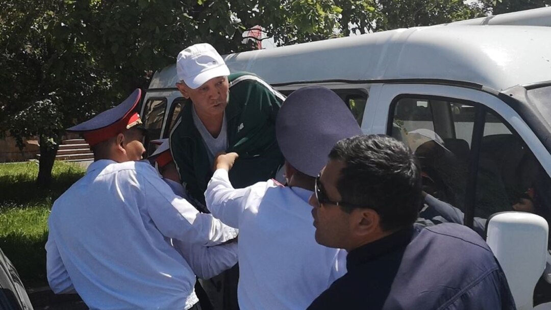 Ескі орыс порно мерекелері Жігіт желідегі қызына зейін қойып отыр