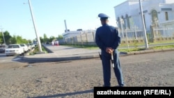 Köçä gözegçlik edýän polisiýa işgäri