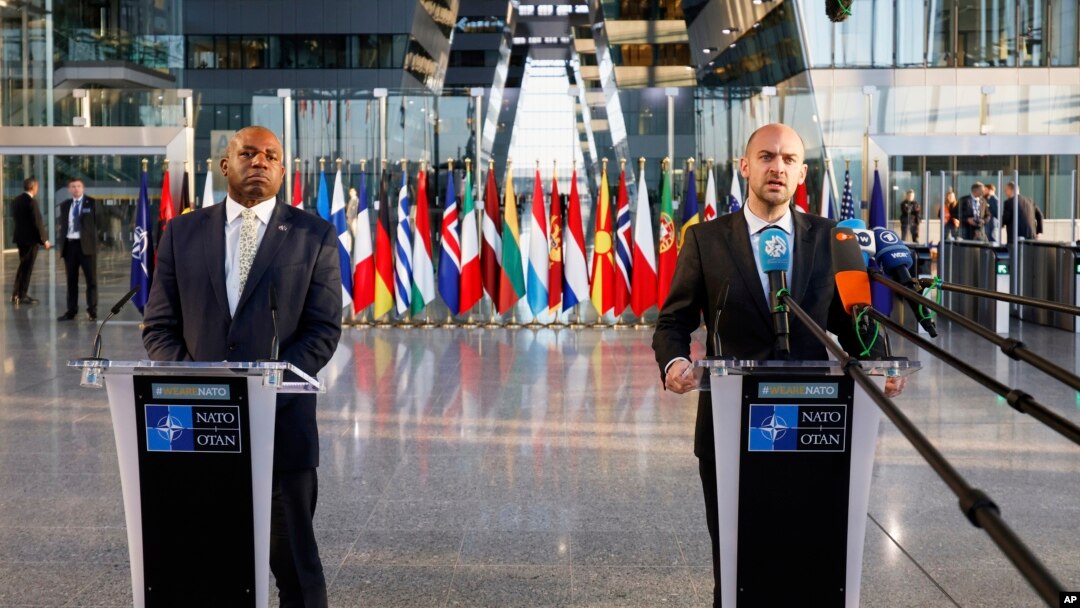 Sekretari i Jashtëm britanik, David Lammy, dhe ministri i Jashtëm francez, Jean-Noel Barrot, në selinë e NATO-s më 4 prill 2025. 