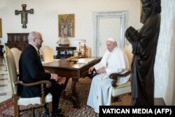 Прем’єр-міністр України Денис Шмигаль (ліворуч) і папа Римський Франциск. Ватикан, 25 березня 2021 року