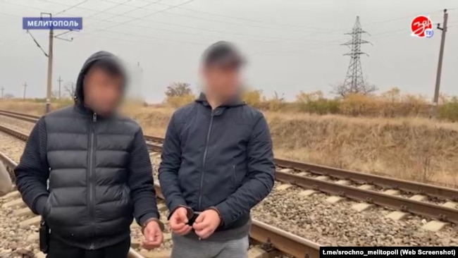 Pamje e shkëputur nga një raportim për ndalimin e adoleshentëve i transmetuar në një televizion që operon në pjesën e pushtuar nga Rusia të rajonit ukrainas të Zaporizhjës.