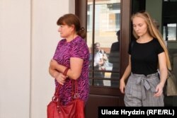 Маці Ўладзіслава Сакалоўскага (справа) і начальніца штабу кандыдаткі ў прэзыдэнты Беларусі Сьвятланы Ціханоўскай Марыя Мароз
