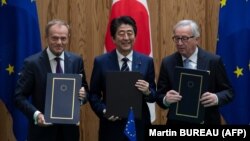 Shinzo Abe (centru), Donald Tusk (stânga), și Jean-Claude Juncker, la Tokio, 17 iulie 2018 