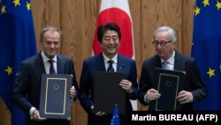 Japanski premijer Šinzo Abe predsjednik Evropskog savjeta Donald Tusk i EK Jean-Claude Juncker (R) nakon potpisvanja sporazuma u Tokuju 17. jula 2018. 