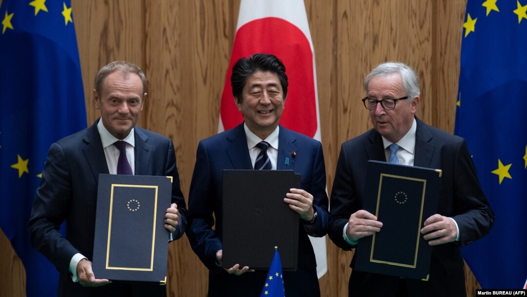 Japanski premijer Šinzo Abe predsjednik Evropskog savjeta Donald Tusk i EK Jean-Claude Juncker (R) nakon potpisvanja sporazuma u Tokuju 17. jula 2018.