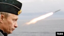 Vladimir Putin asistând la manevre pe crucițătorul nuclear 'Piotr Veliki' în regiunea Murmansk.