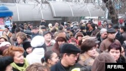 Мамлакатдаги иқтисодий вазиятнинг ëмонлашиб бораëтгани қозоғистонликлар орасидаги норозиликнинг кучаювига сабаб бўлмоқда ва ҳокимият эҳтиëткорлик билан бундай норозилик ифодасининг сиртга чиқиши олдини олишга уринмоқда.