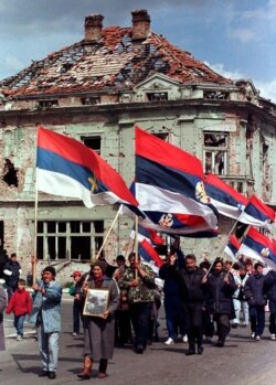 Серби у місті Вуковар протестують проти проведення місцевих виборів під егідою ООН, після котрих регіон повернеться до складу Хорватії. 8 березня 1997 року