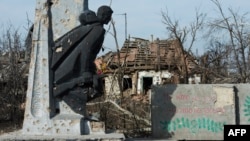 Поврежденный боевыми действиями монумент Неизвестному солдату в Никишино, 11 марта 2015 года