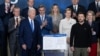 Президент США Джо Байден и президент Украины Владимир Зеленский на сцене с другими лидерами стран НАТО в конференц-центре Уолтера Э. Вашингтона в Вашингтоне. 11 июля 2024 года