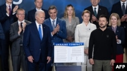 Presidenti amerikan, Joe Biden (majtas), dhe homologu i tij ukrainas, Volodymyr Zelensky, në samitin e NATO-s në Uashington, 11 korrik 2024.
