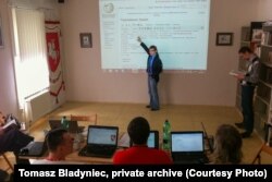 Дзень беларускай Вікіпэдыі ў Чэхіі, выступае Томаш Блядынец, 2013 год