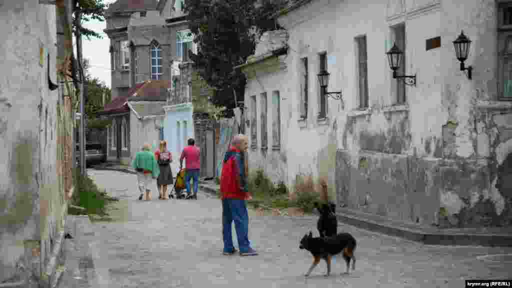 Улочки в исторической части Евпатории достаточно узкие и вымощены брусчаткой