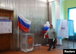 Голосование на избирательном участке во время президентских выборов в поселке Селиваново Ленинградской области, Россия, 16 марта 2024 года.