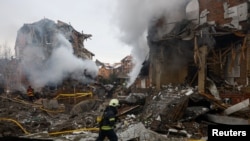 Пожарникари работат на местото на станбена зграда оштетена за време на руските напади со беспилотни летала и ракети, за време на рускиот напад врз Украина, во Киев, Украина, 22 февруари 2026 година