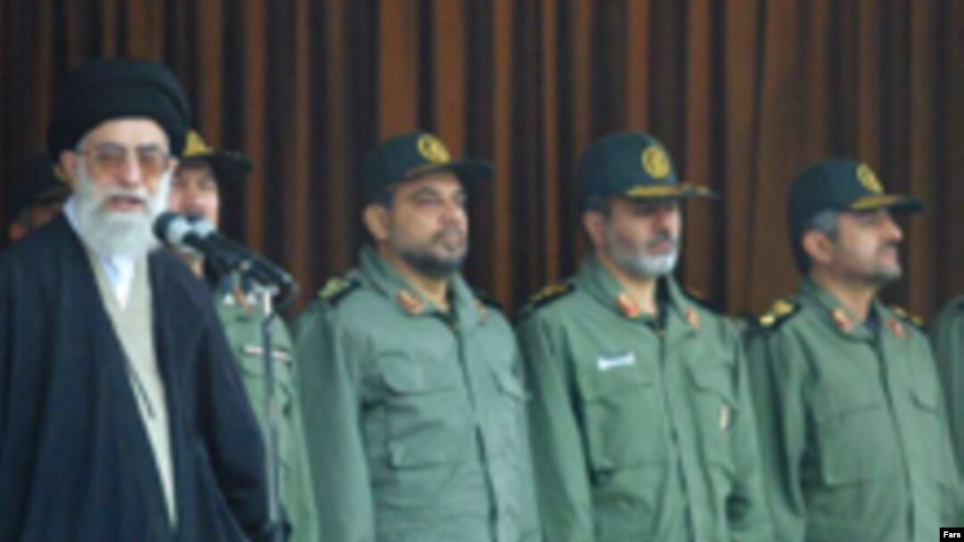 سردار عزیز جعفری (نفر اول از راست) همراه با دیگر سرداران سپاه و آیت الله علی خامنه ای، رهبر جمهوری اسلامی