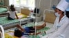 Медсестра центра по профилактике и лечении инфекционных заболевании «Мать и дитя» в палате больных детей. Шымкент, 1 июля 2009 года.