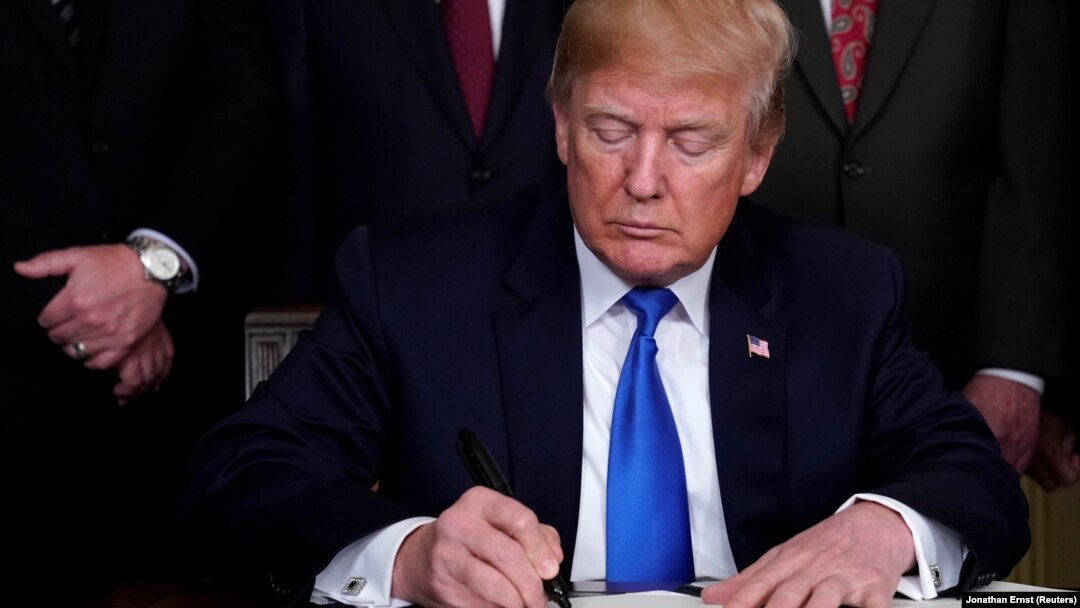 Президент Трамп подписывает меморандум о введении пошлин на китайские импортные товары