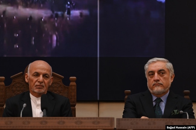 Ashraf Ghani dhe Abdullah Abdullah në Pallatin presidencial në Kabul më 28 korrik 2021.