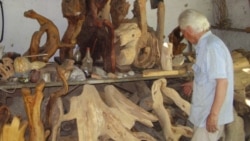 Баатыр Жалиев жыгач скульптурасы менен алектенген.