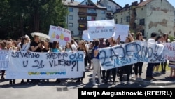 Protest srednjoškolaca u Travniku protiv "dvije škole pod jednim krovom"