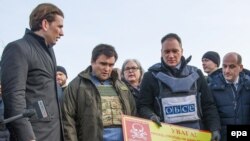 Голова ОБСЄ, міністр закордонних справ Австрії Себастьян Курц разом з українським колегою Павлом Клімкіним відвідує прифронтову зону на Донеччині, 3 січня 2017 року