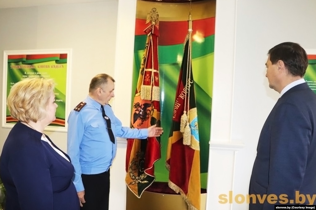 Першаму намесьніку кіраўніка адміністрацыі Аляксандра Лукашэнкі Максіму Рыжанкову пры ўдзеле дырэктаркі слонімскай школы № 9 Сьвятланы Апановіч у 2023 годзе дэманструюць сьцягі, якія выкарыстоўваюць слонімскія кадэты, у тым ліку харугву з імпэрскім арлом.