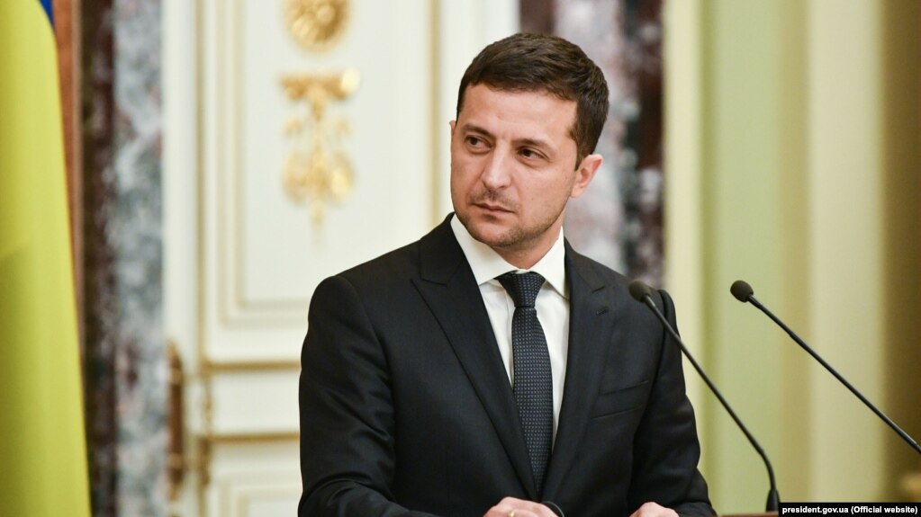 Напередодні Зеленський анонсував, що 25 жовтня на виборчих дільницях під час місцевих виборів українцям поставлять «п’ять важливих питань» про те, що «раніше нас ніколи не питали»