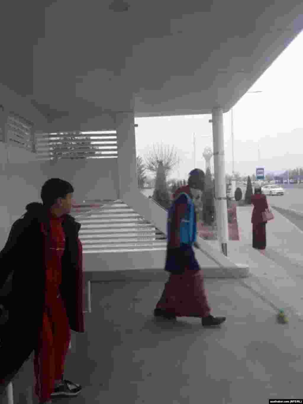 Сотрудница городской коммунальной службы и пассажиры на автобусной остановке, Ашхабад