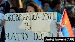 Demonstrant drži transparent na protestima ispred Skupštine Srbije 29. maja 2011. u Beogradu, koje su ultranacionalisti sazvali protiv hapšenja Ratka Mladića 26. maja. 