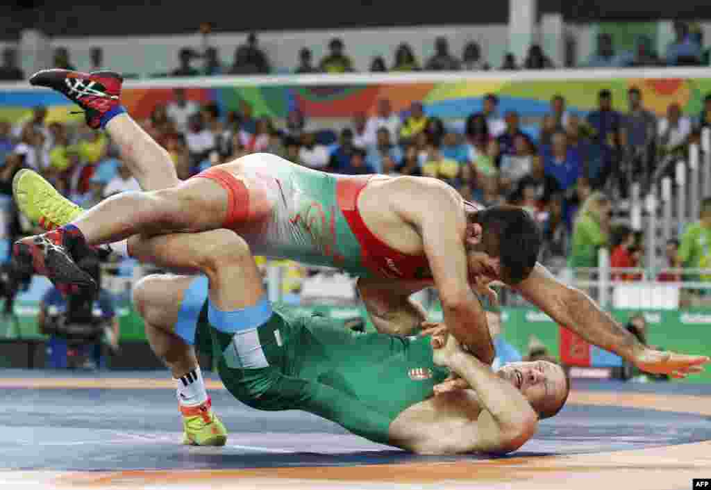 تبادل فن در مسابقه کشتی فرنگی بین سعید عبدولی از ایران و کشتی گیری از مجارستان