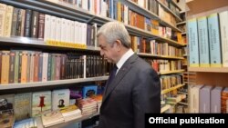 Armenia - President Serzh Sarkisian visits a bookstore in Yerevan,19Feb,2018