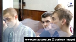 Обвиняемые в России по делу «Сети» Илья Шакурский, Андрей Чернов и Дмитрий Пчелинцев в суде.