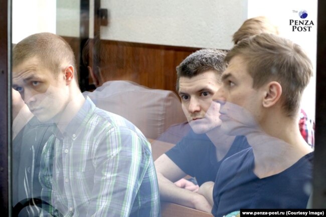 Обвиняемые Илья Шакурский, Андрей Чернов и Дмитрий Пчелинцев в суде (фото предоставлено www.penza-post.ru)