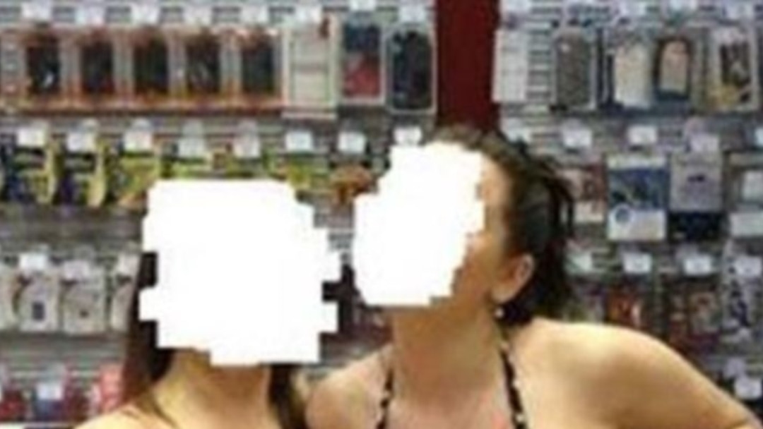 Жынды Ева Ангелина клиенттермен топтық секс ойнайды табиғатта үлкен түкті киска