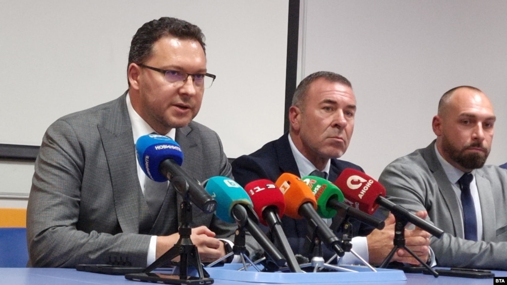 Вътрешният министър Даниел Митов (вляво), главният секретар на МВР Мирослав Рашков (до него) и зам.-директорът на полицията в Русе Александър Ковачев дават брифинг за побоя над Николай Кожухаров, 4 септември 2025 г.