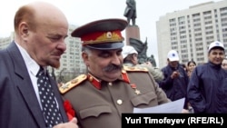 Двойники Ленина и Сталина на первомайской акции в Москве